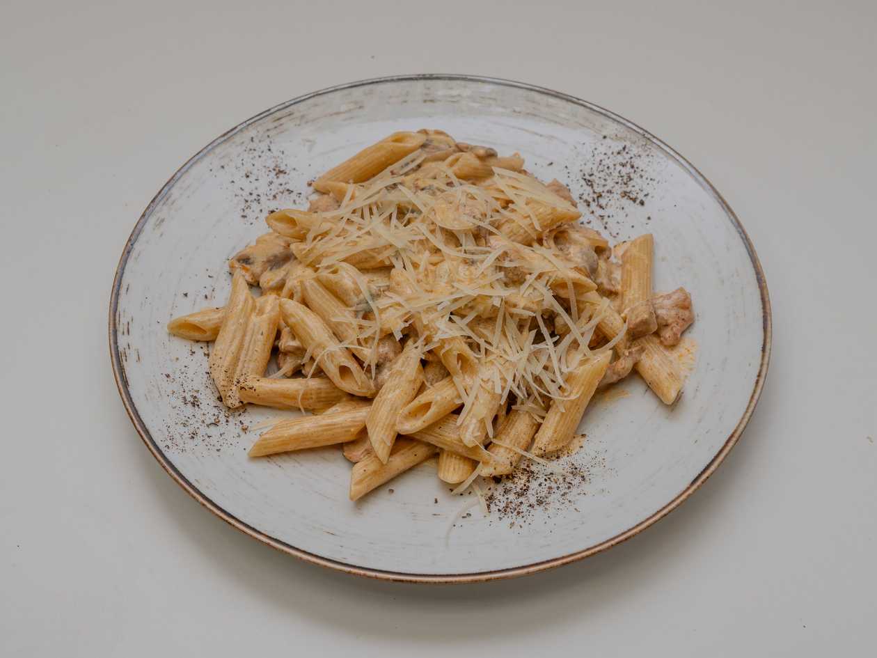 Penne w Sosie Śmietanowym z Kurczakiem i Przyprawą Curry