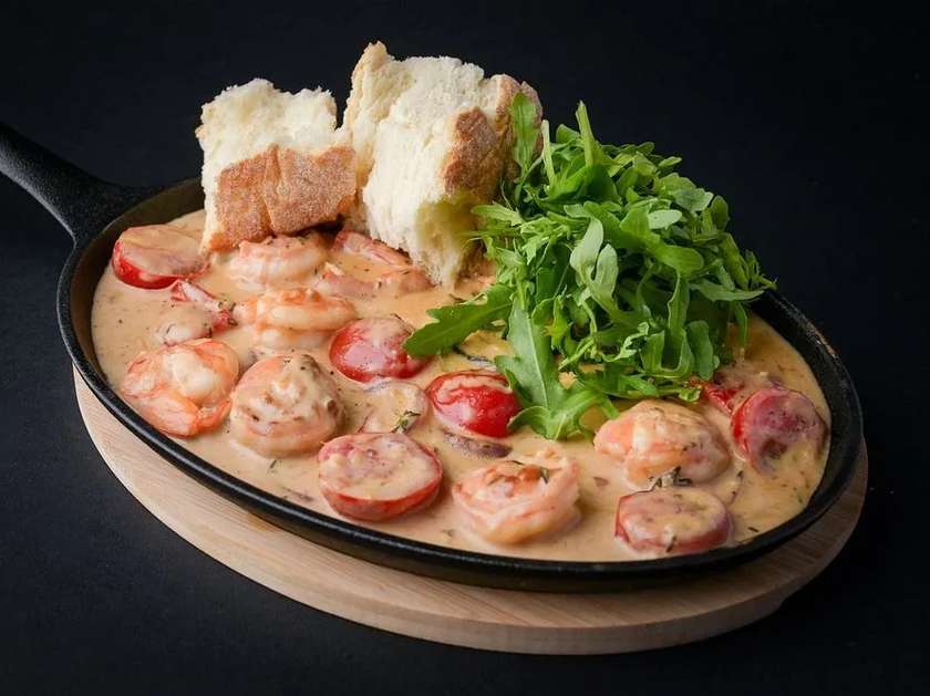 Тигрові креветки у вершковому соусі з овочами