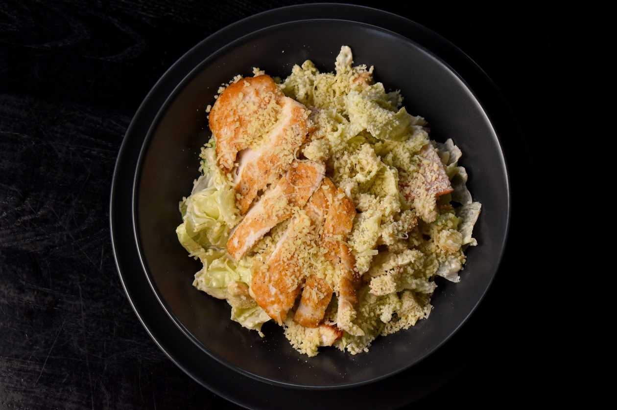 Cezario salotos su vištiena