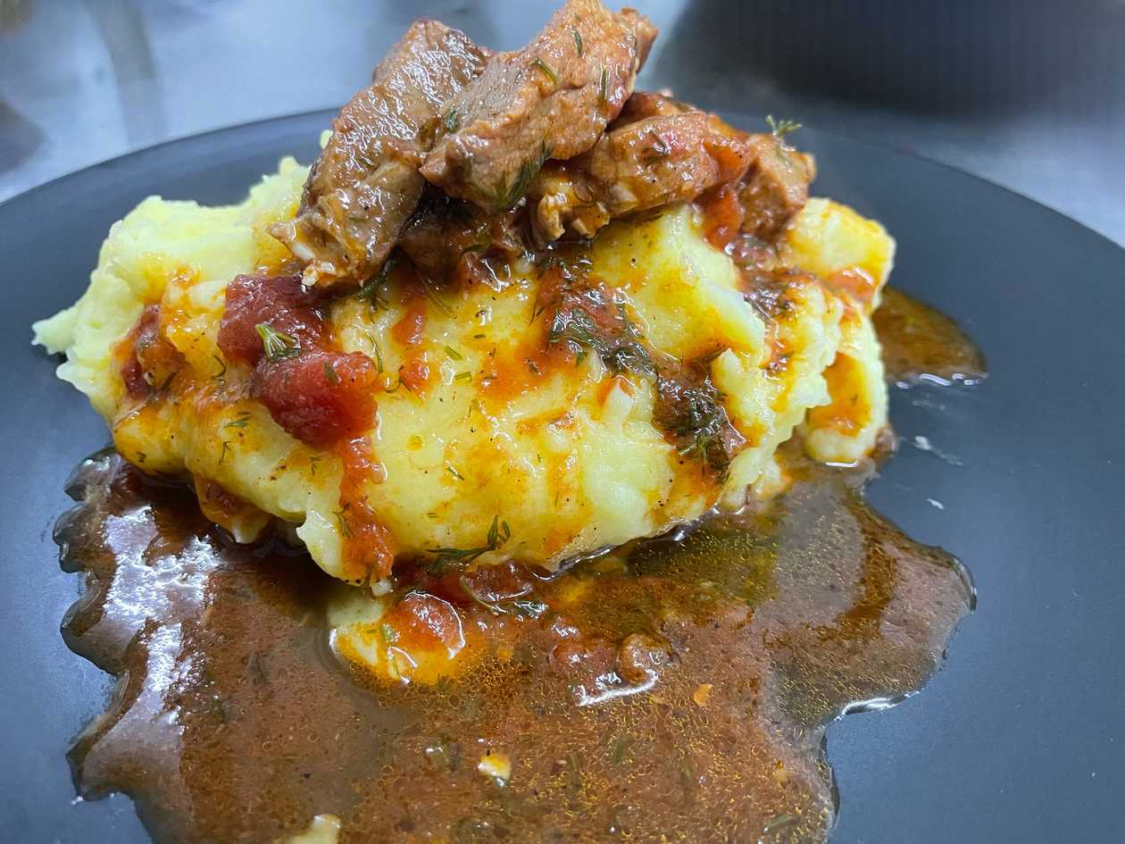 Tocanita picanta de porc cu piure de cartofi