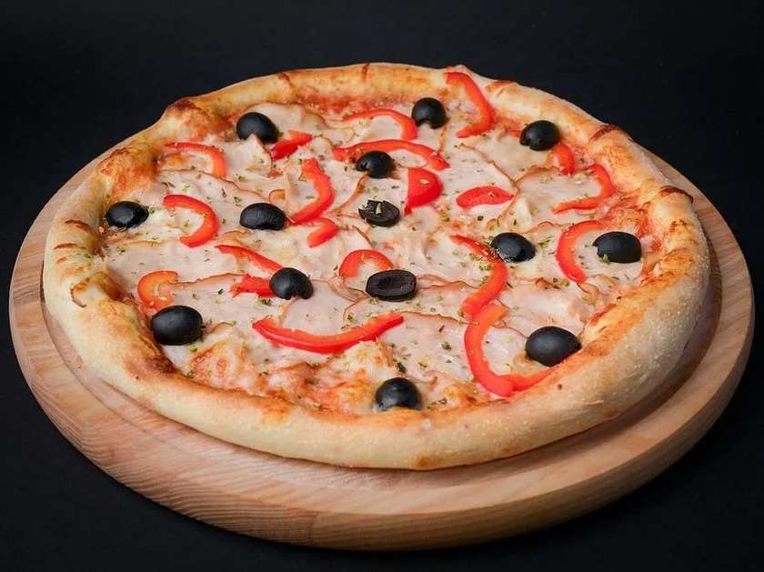 Піца з копченою куркою та болгарським перцем