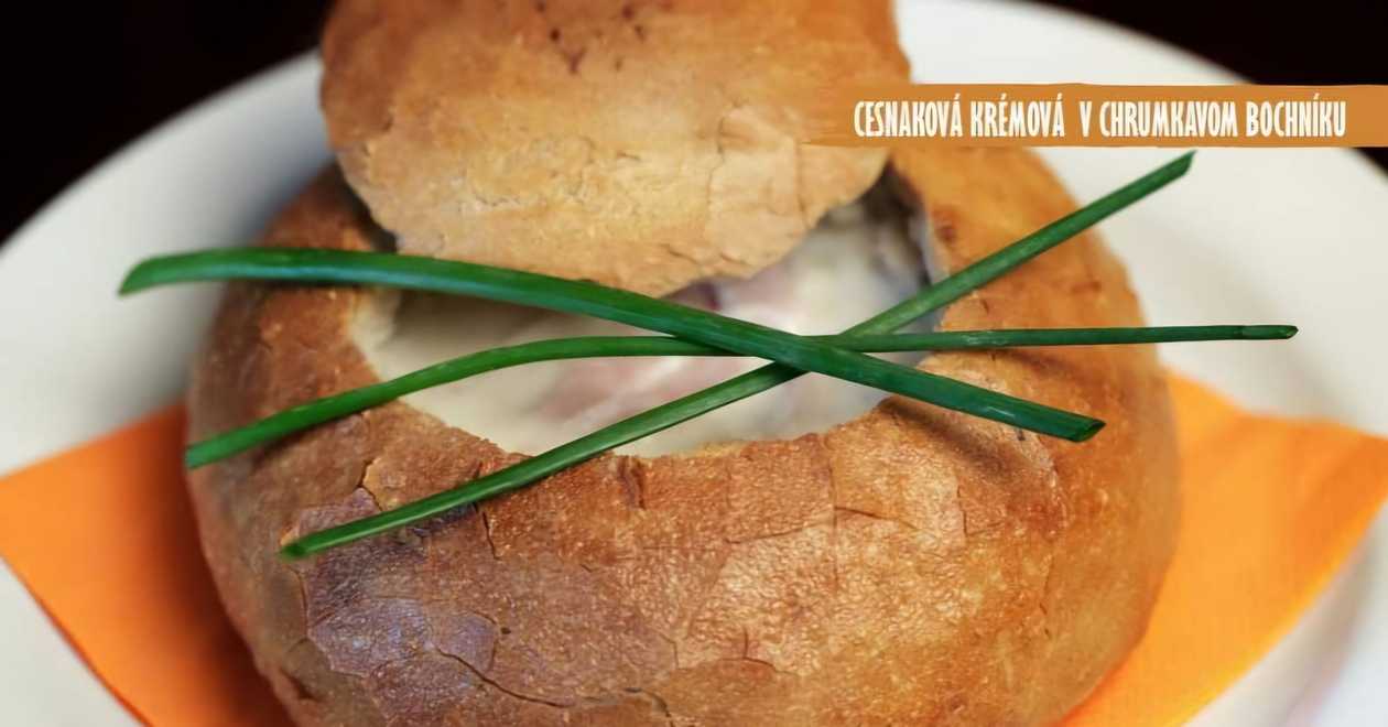 Cesnaková Krémová Polievka v Chrumkavom Bochníku