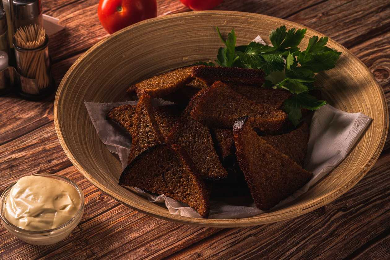 Garlic croutons with sauce