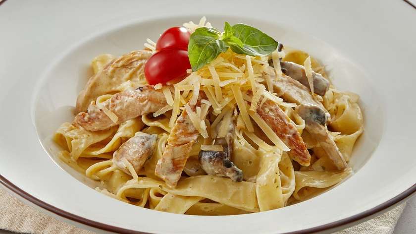 Fettuccine Alfredo toyuqlu
