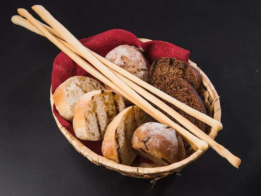 Корзина з гарячим хлібом