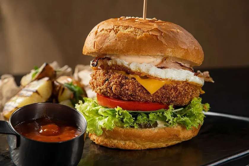 Chicken burger із беконом та яйцем