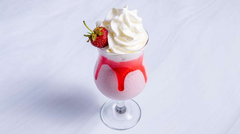 Çiyələkli Milkshake