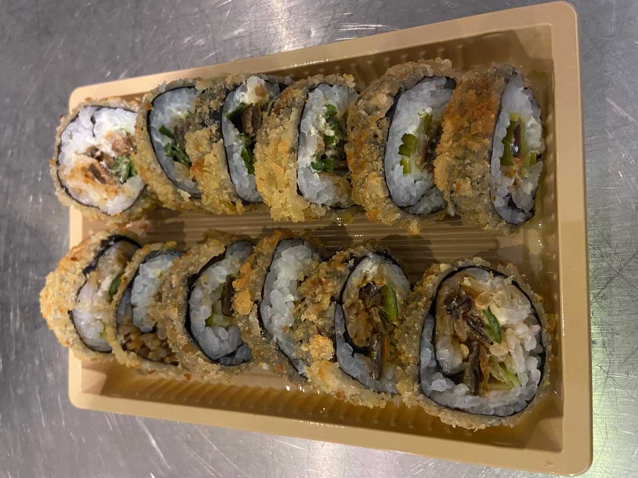 U46 SUSHI FRITO GRANDE DE PELES DE SALMAO