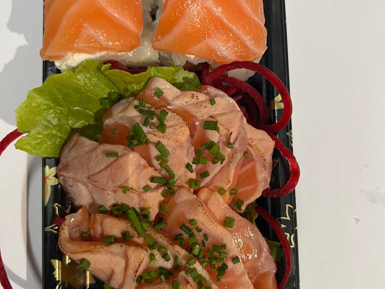 U55 SUSHI COM SASHIMI BRASEADO