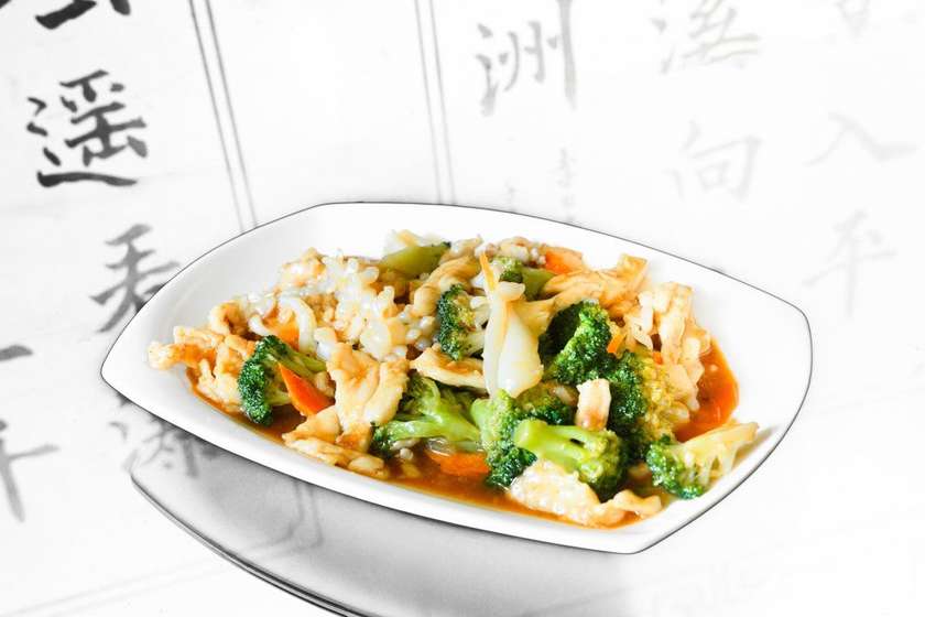 H8. Calamari with broccoli and chicken