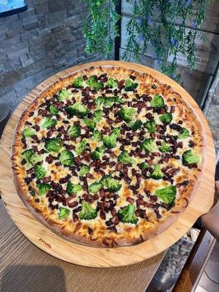 Pizza de Brócolos e Bacon