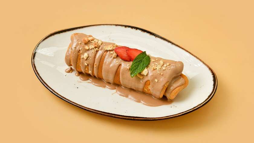 04. Bueno Chocolate, Strawberries, Biscuit Crepe