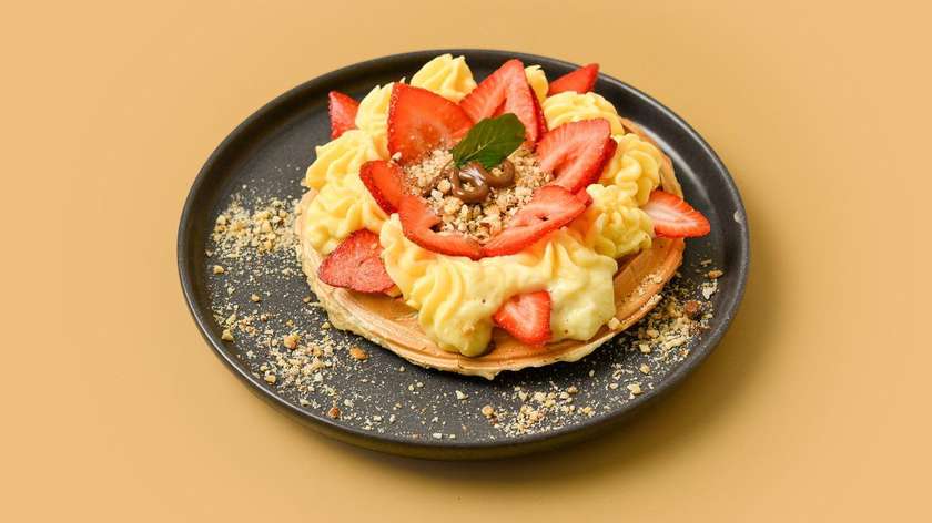 33. Praline Chocolate, Vanilla Cream, Strawberries, Nuts Waffle