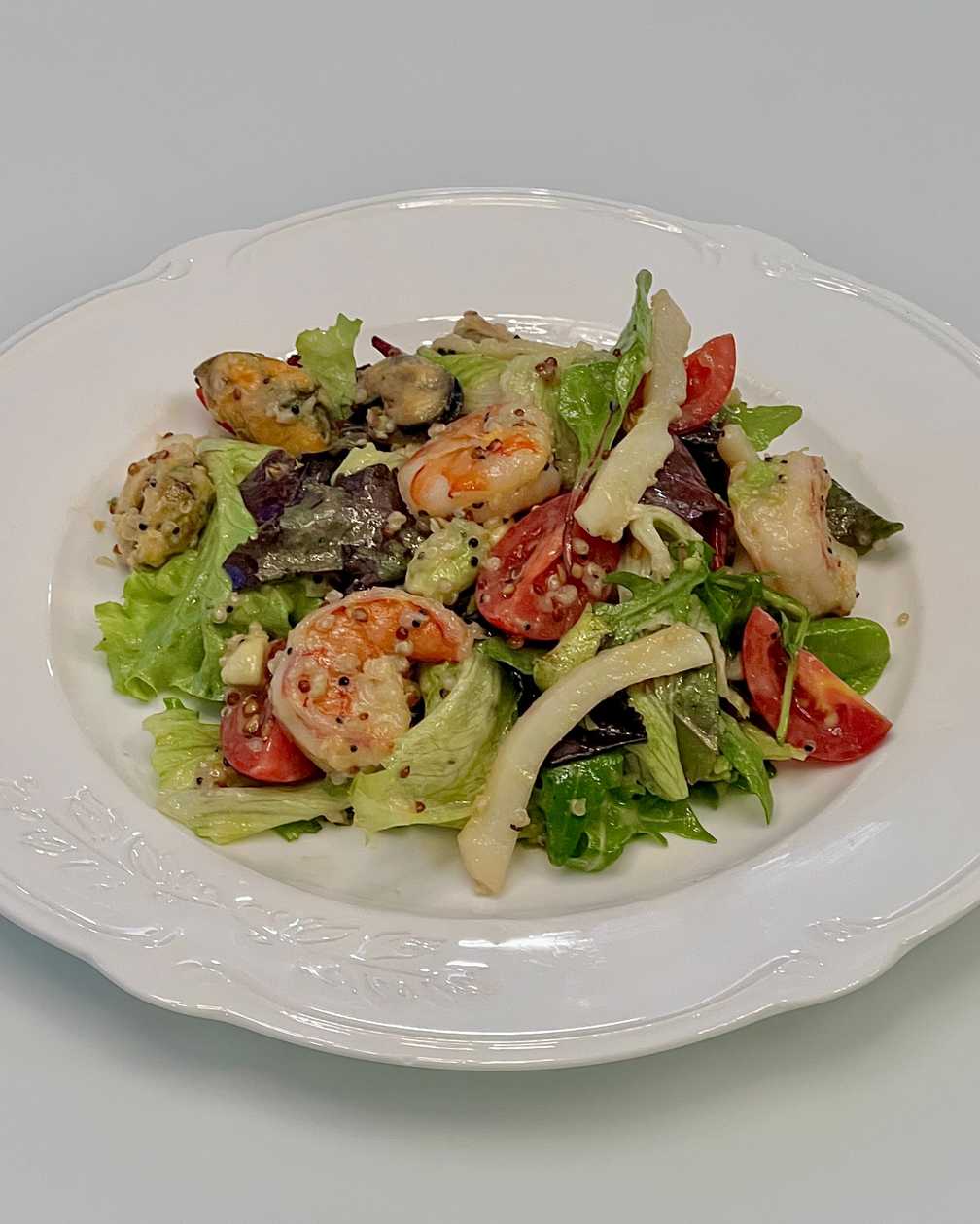 Салат з морепродуктами, кіноа та авокадо