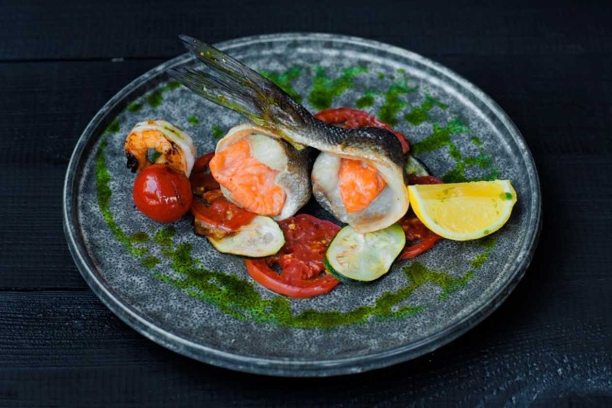 Сібас, запечений з лососем і овочами