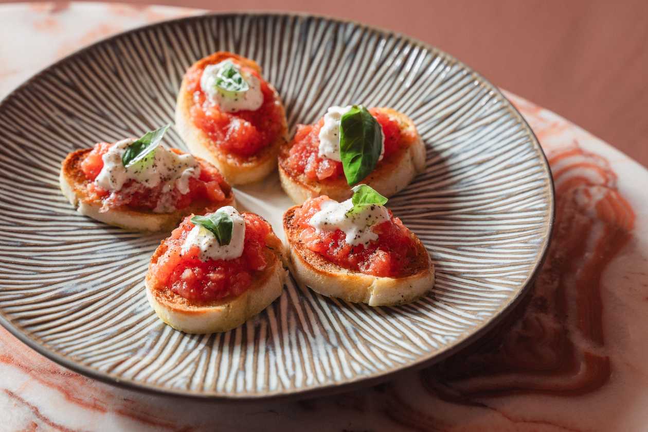 Crostini ar stracciatella sieru