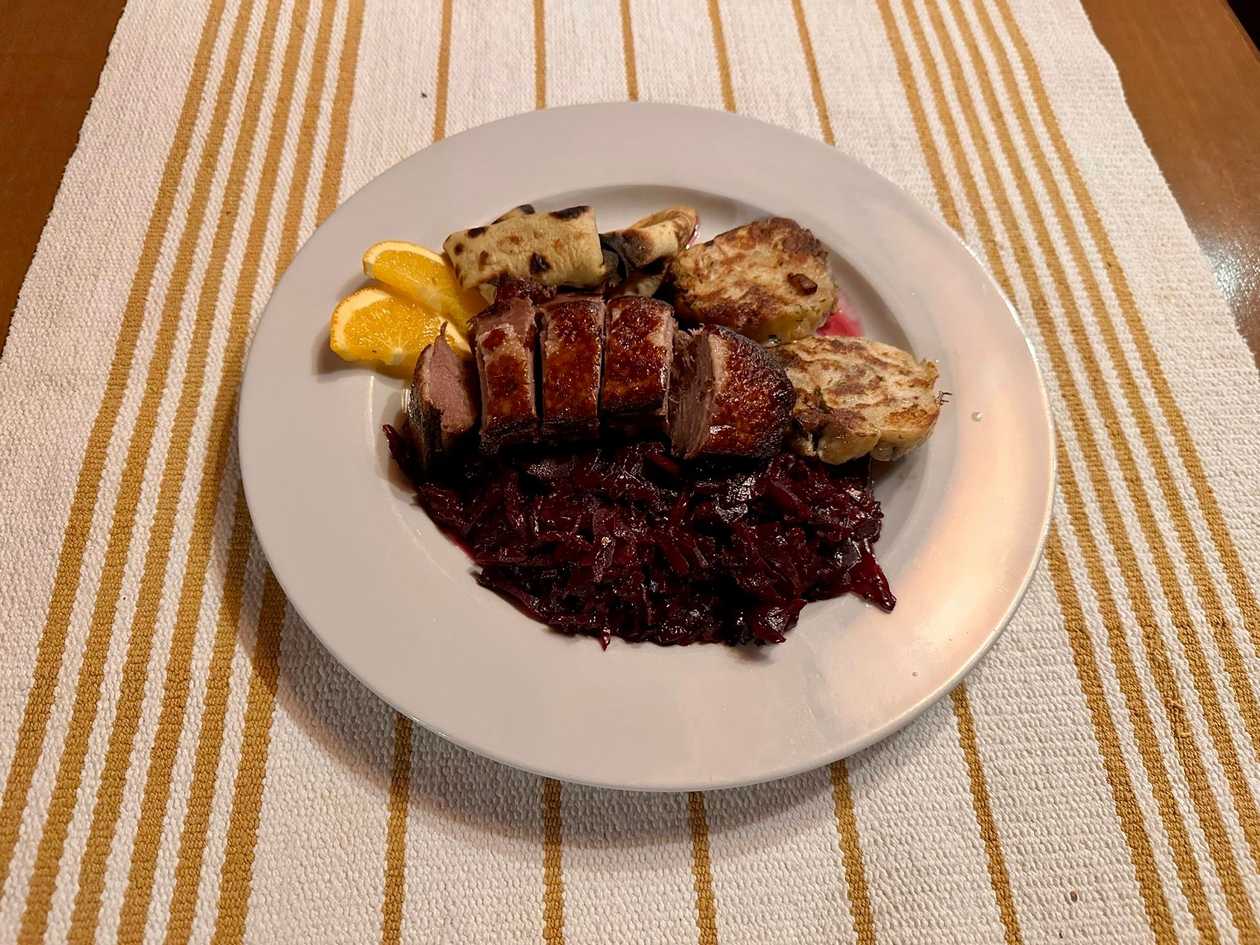 180g+ Pečené kačacie prsia, dusená červená kapusta, 1ks zemiaková lokša mastená, 2ks žemľova knedľa