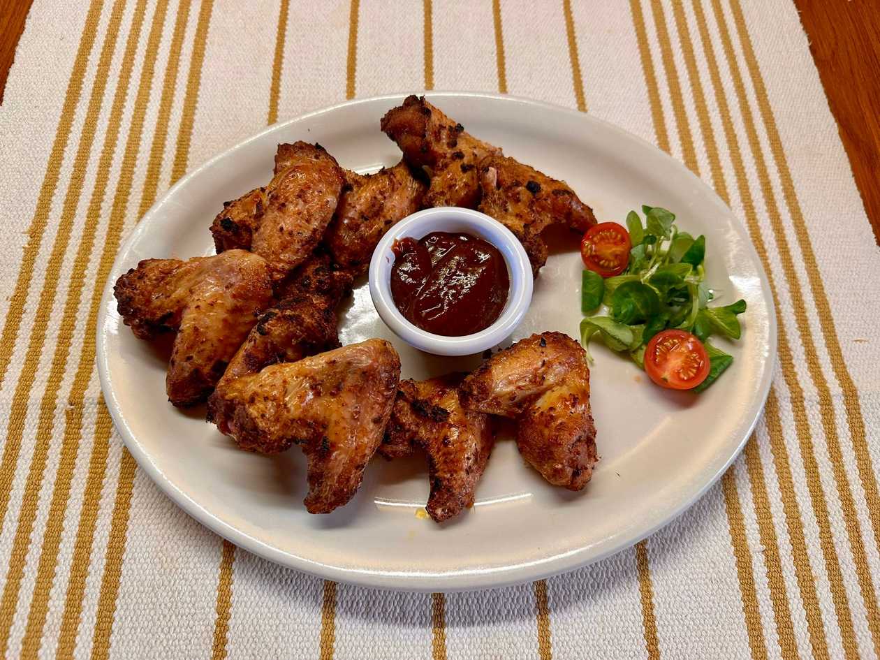 Grilované krídelká s barbecue salzou
