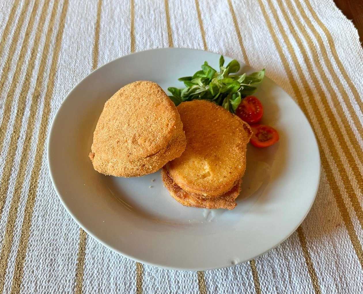 Vyprážaný údený oštiepkový syr so šunkou