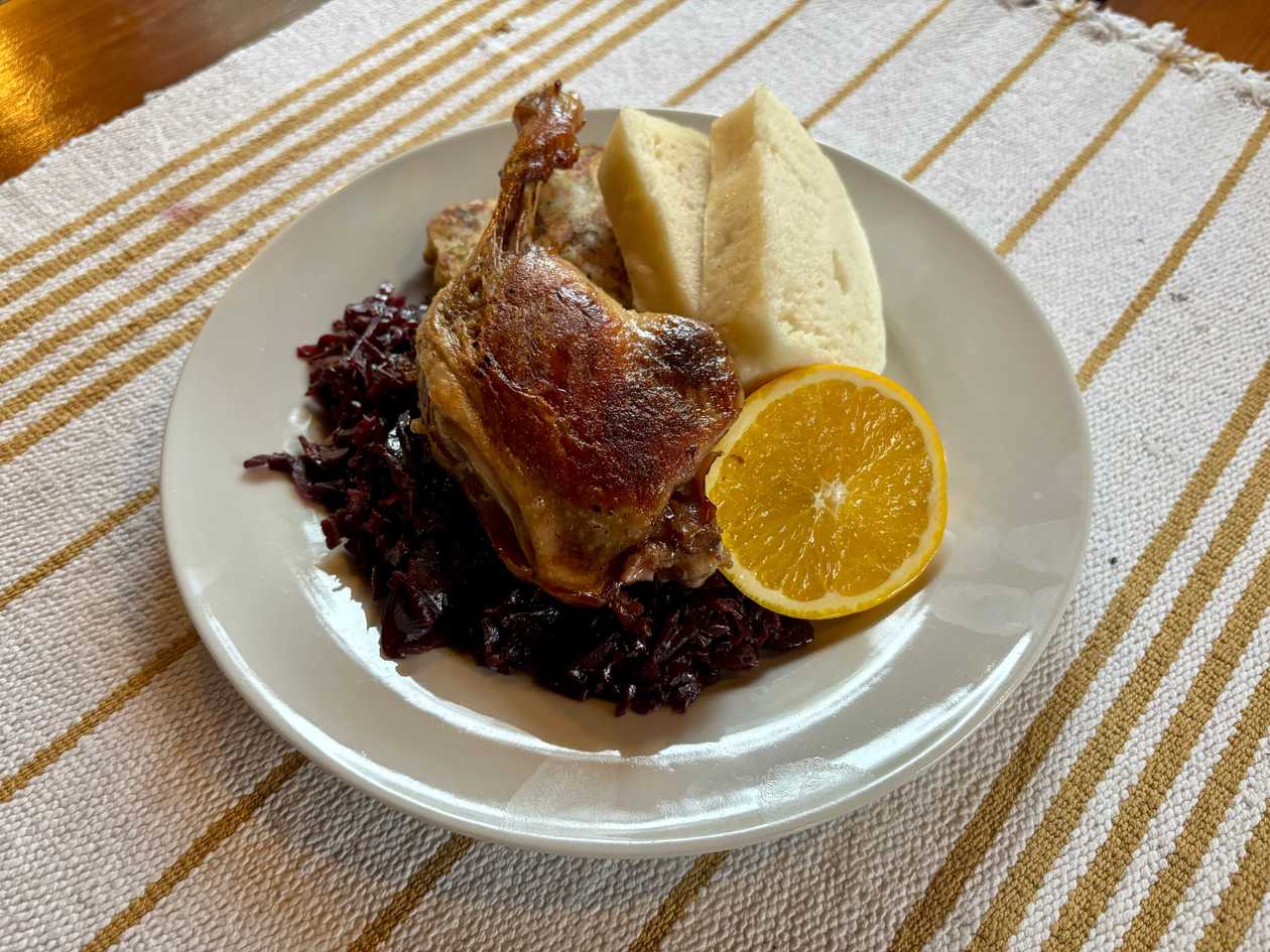 250g+ Pečené kačacie stehno, dusená červená kapusta, 1ks zemiaková lokša mastená, 2ks žemľova knedľa