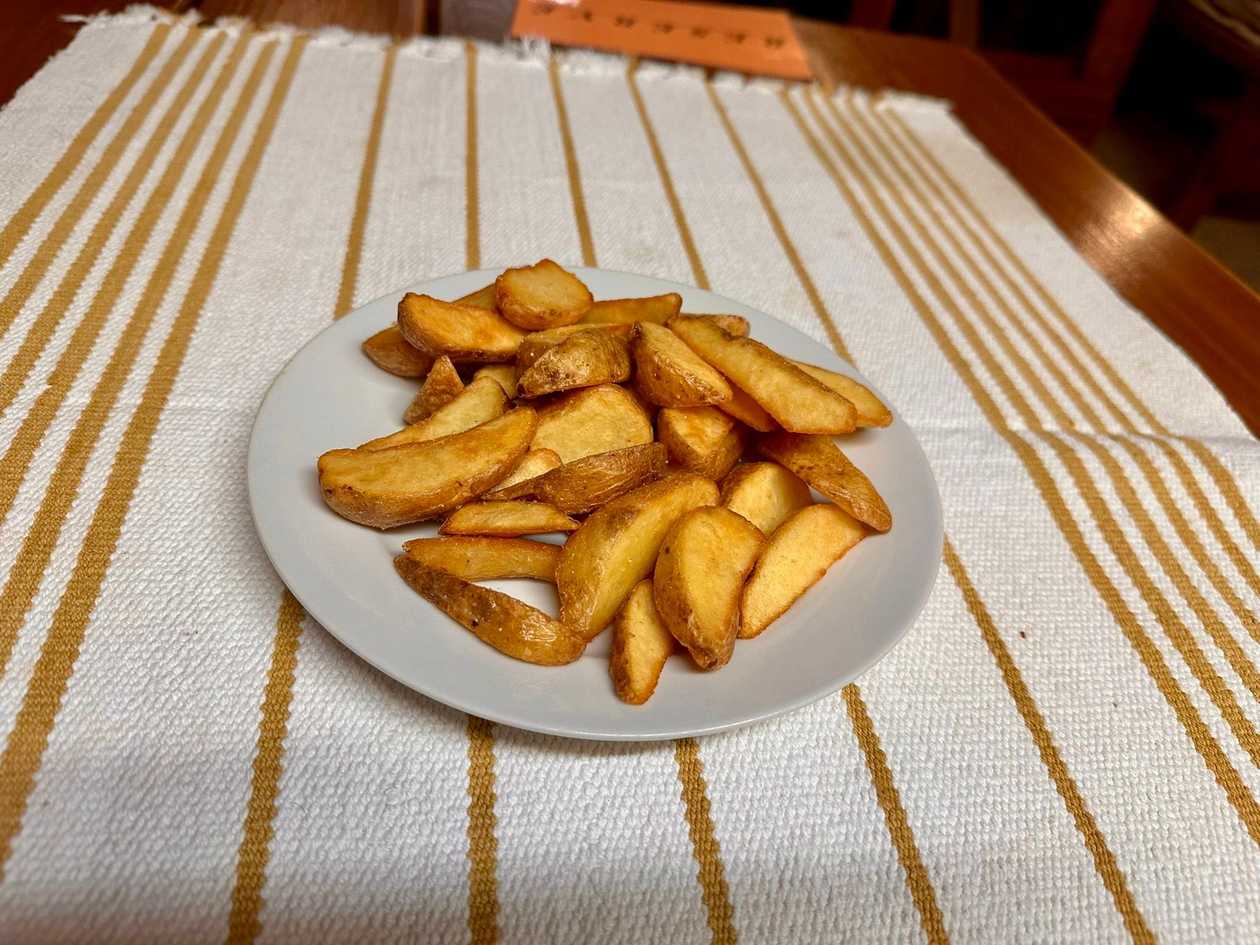 Americké zemiaky - kúsky neolúpaných pečených zemiakov