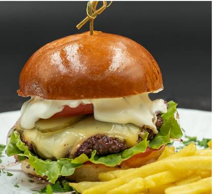 Burger vita black angus cu cartofi prajiti