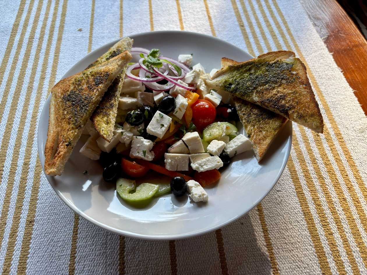 Grécky šalát s olivami, cibuľkou a feta syrom