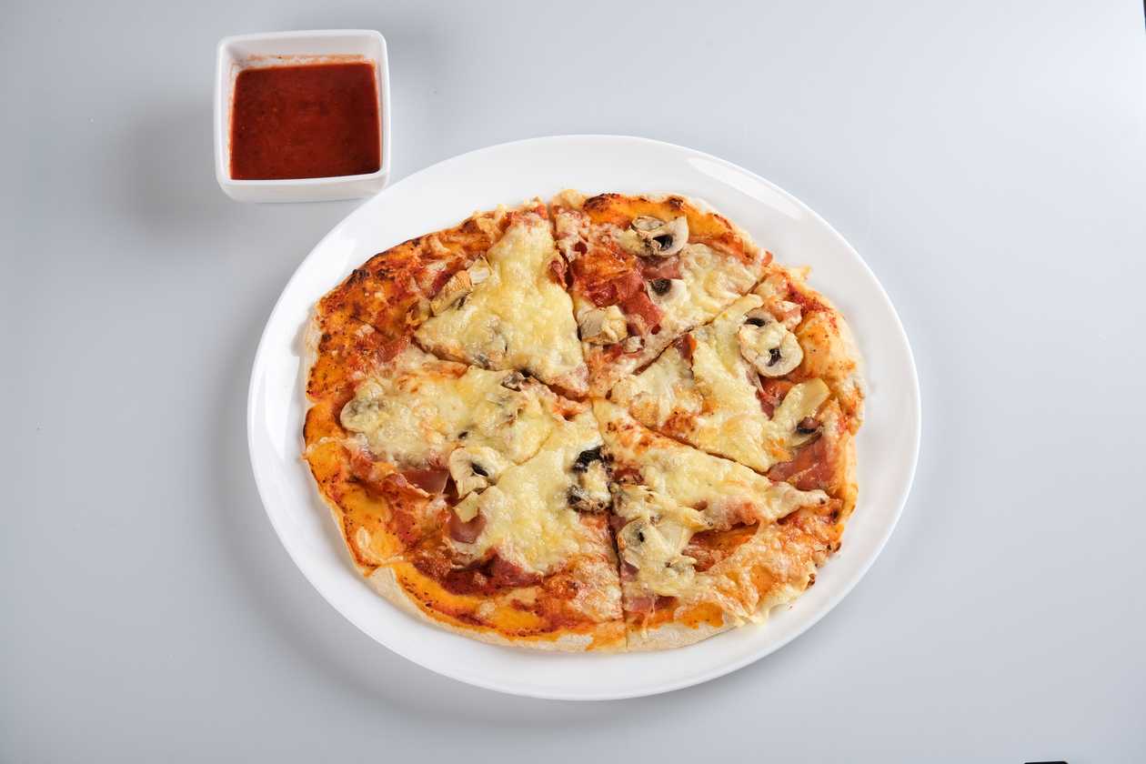 Pizza prosciutto funghi