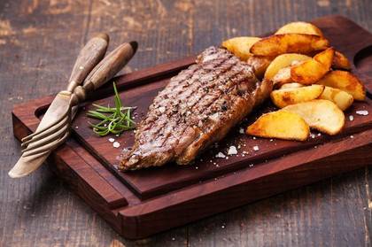 CCEAFA DE PORC  FRIPTA LA JAR ,INSOTITA DE CARTOFI PRAJITI STROPITI CU USTUROI SI PARMEZAN