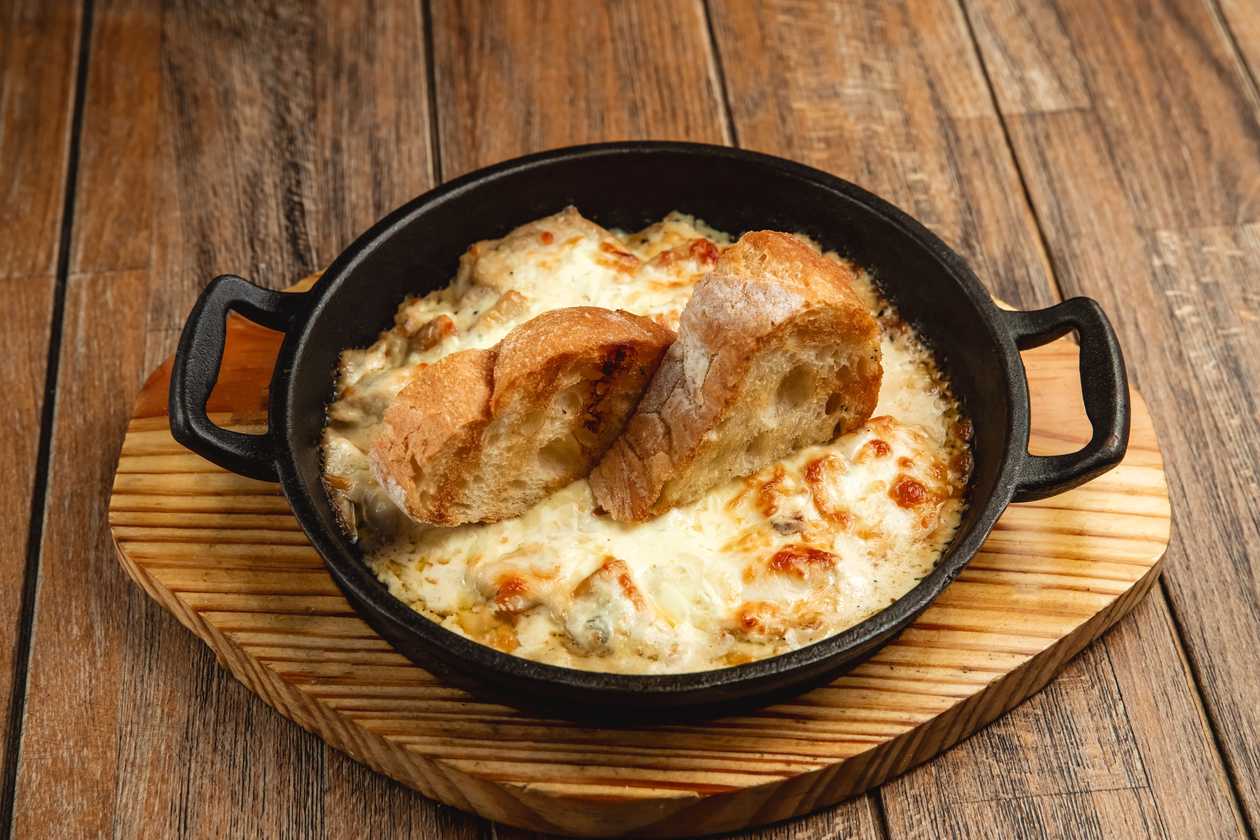 Chicken with mushrooms in creamy sauce