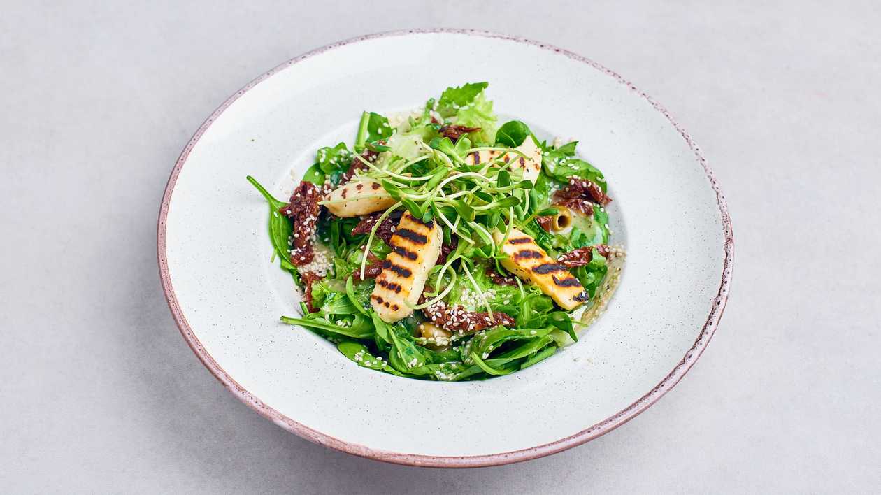 Sałata z Grillowanym Serem Halloumi - Wersja Wegetariańska