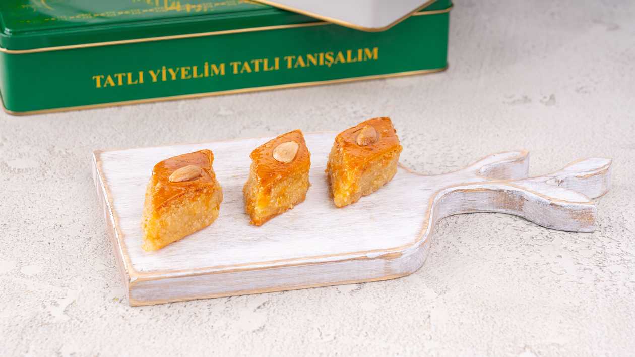 Baklava with almonds