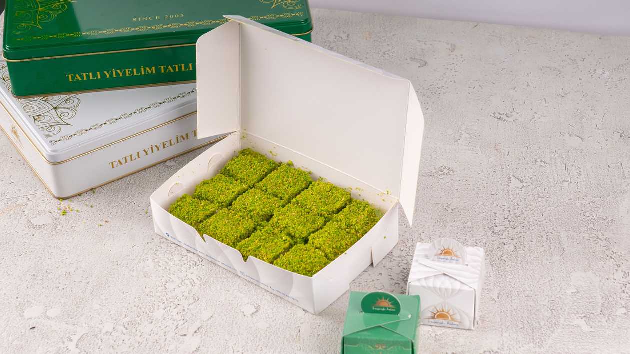Set with milk and full pistachios