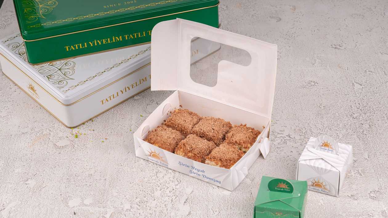 Set with milk and pistachios & çokolate