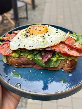 Тост із беконом та окатою яєчнею