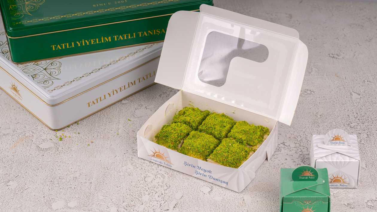 Set with milk and full pistachios mini