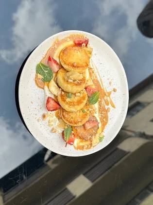 Сирники з карамеллю та ванільним кремом