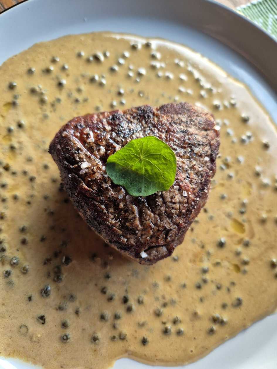 Beef sirloin steak, sauce of green pfefer