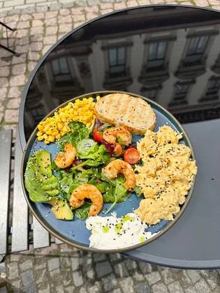 Середземноморський сніданок із креветками