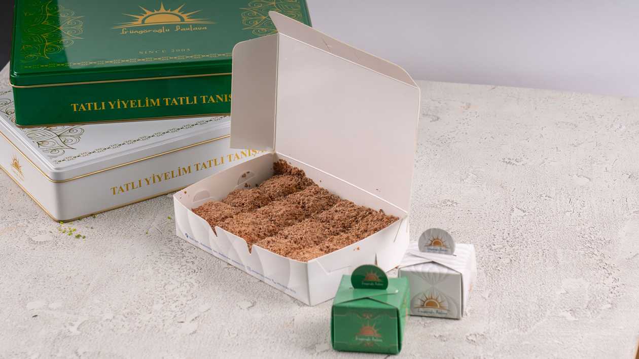 Set with milk and full pistachios&chokolate