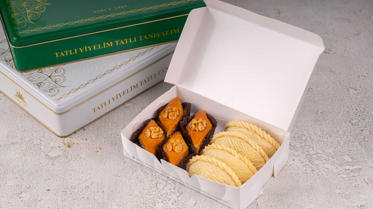 Assorted national baklava & shekerbura