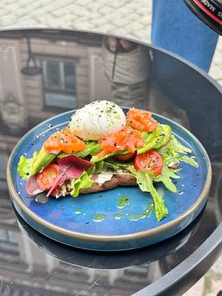 Тост із авокадо та лососем