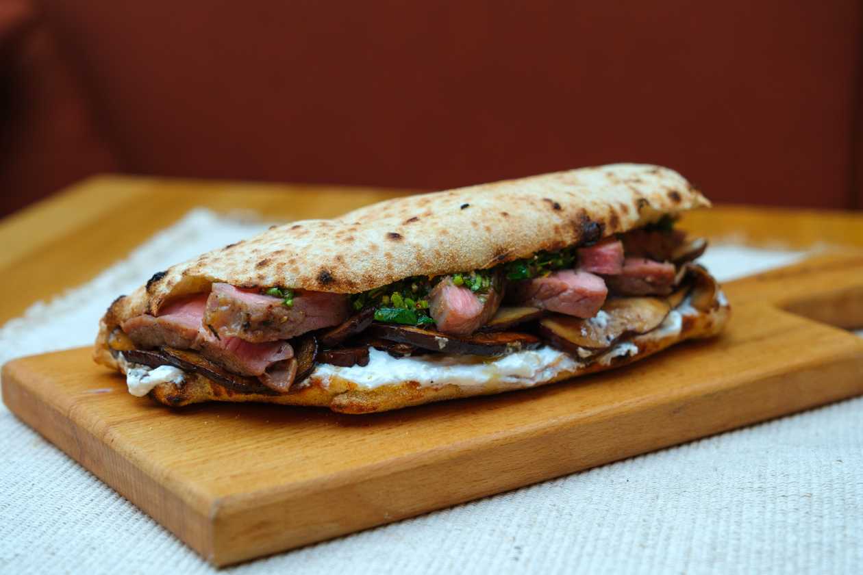 PANUOZZO CON TAGLIATA DI MANZO