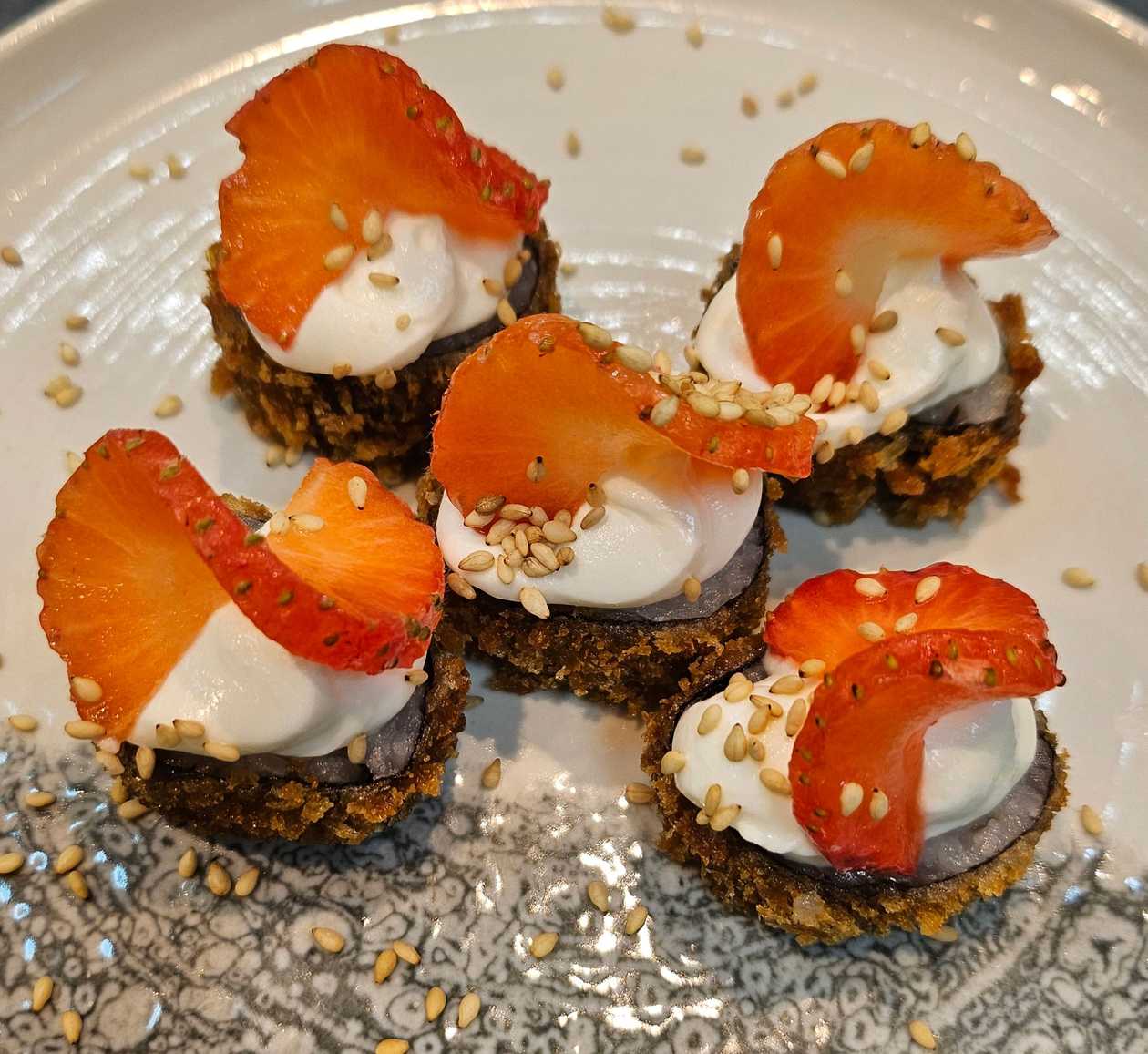Salmon Hot Fruit (10 pcs)