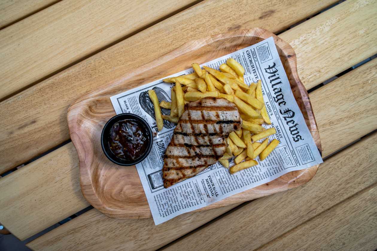 Piept de Pui la Gratar cu Cartofi Prajiti.