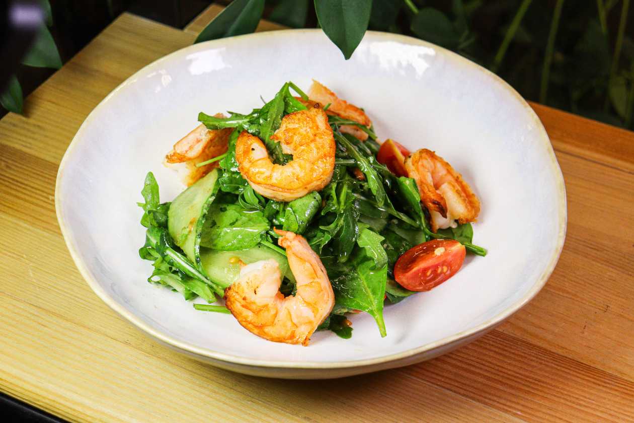 Salad with shrimps, arugula, avocado, tomatoes and spinach