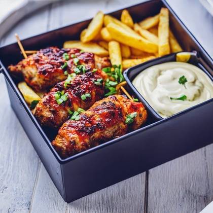 Kuracie kebab box malý s hranolkami + zelenina cesnakovy dresing