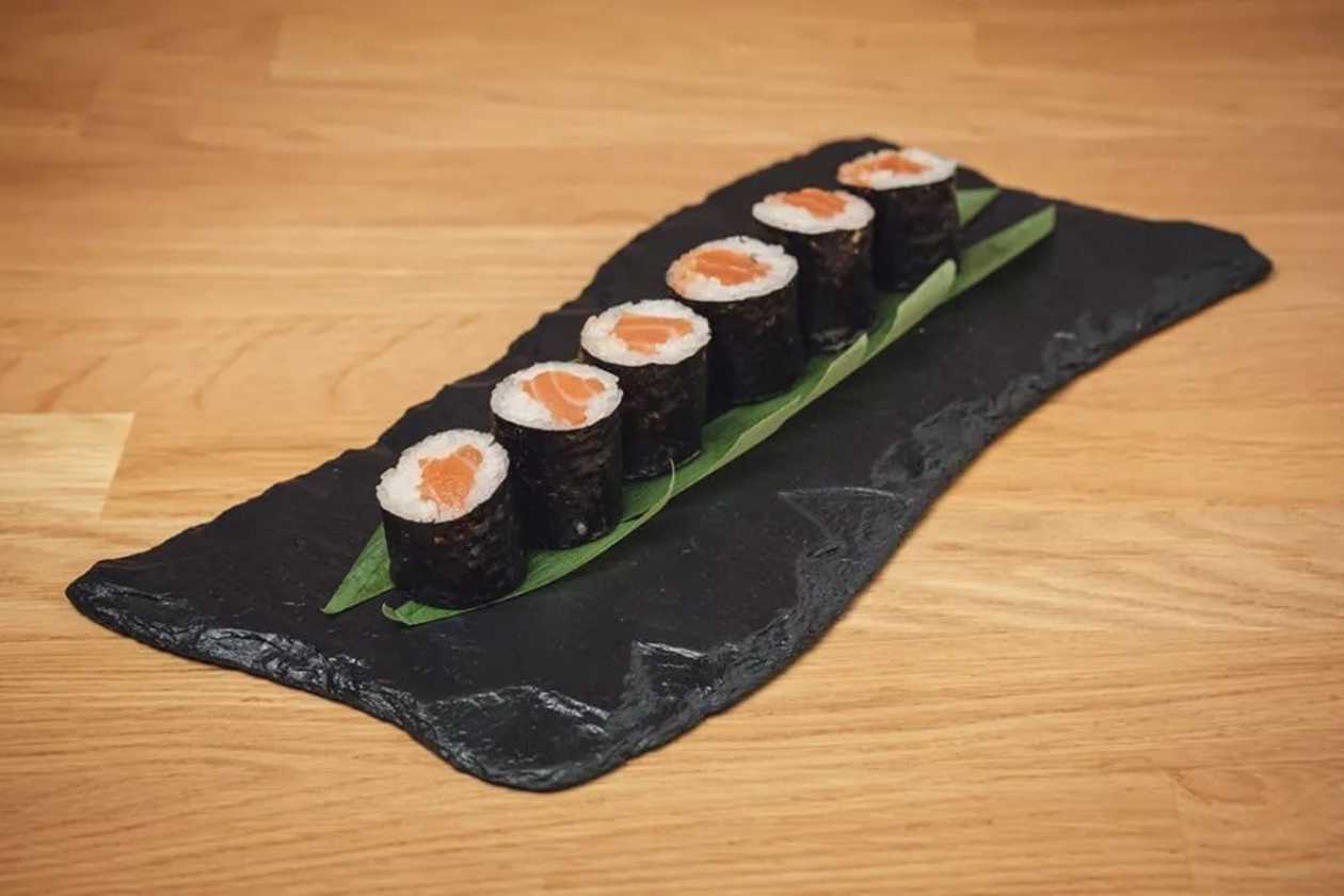 Spicy Salmon Hosomaki Rolls