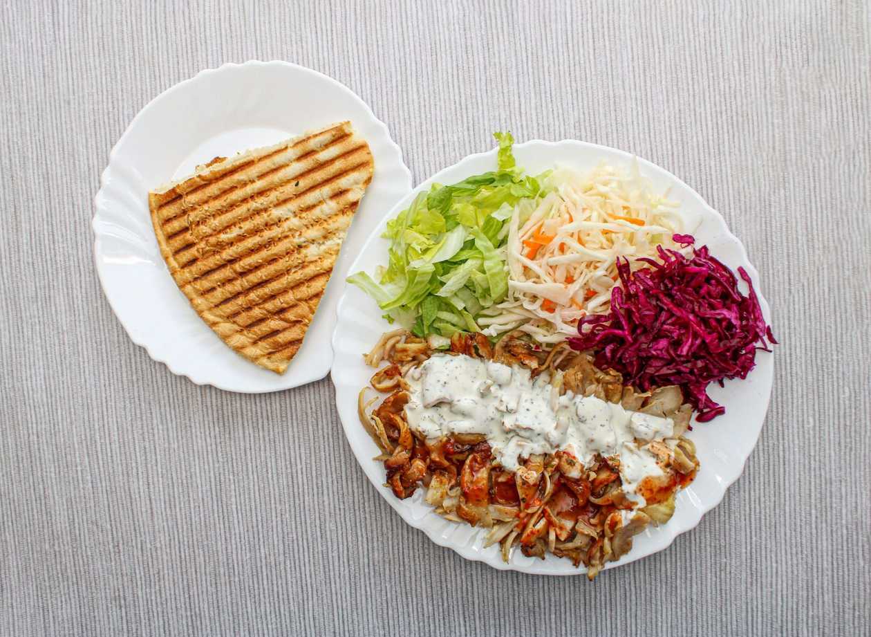 Kebab talíř s tureckým chlebem
