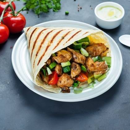 Gyros s kuracím mäsom, zeleninou a cesnakovou omáčkou v tortille